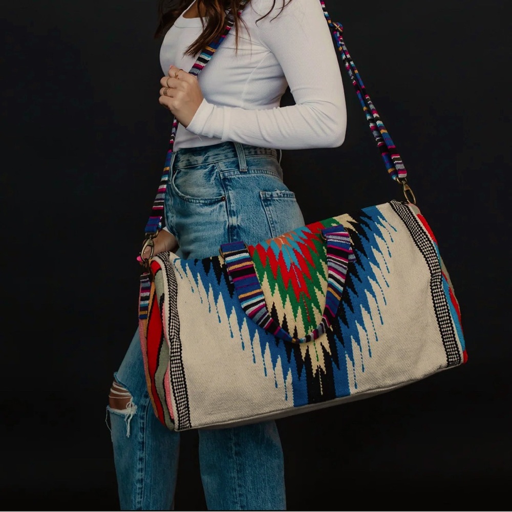 Dreamy 90’s Aztec inspired duffle bag ⛅️ 🌈 !